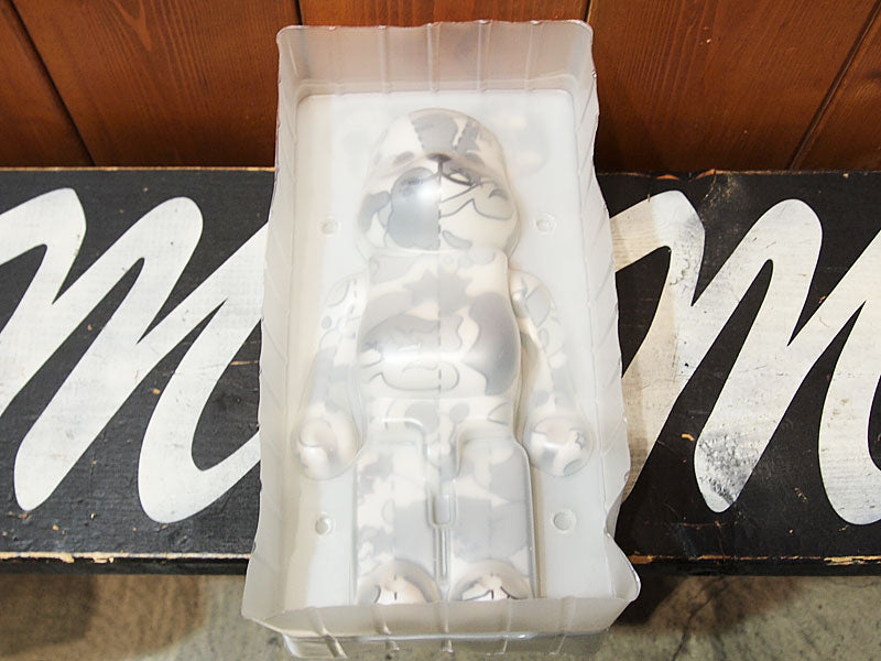 A BATHING APE × MEDICOM TOY '400% BE@RBRICK STA CAMO' Bearbrick Star Camo Star Camouflage White White BAPE A Bathing Ape Medicom Toy