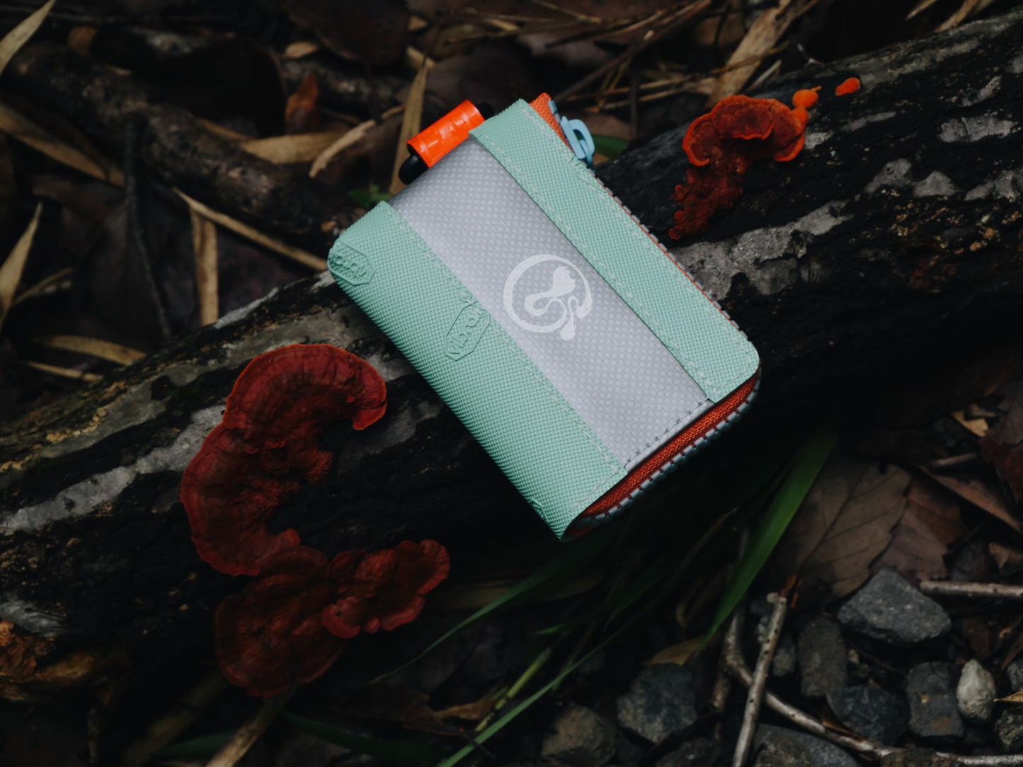 【SHIP NOW】Vibram card wallet with orange zip "Mushroom"