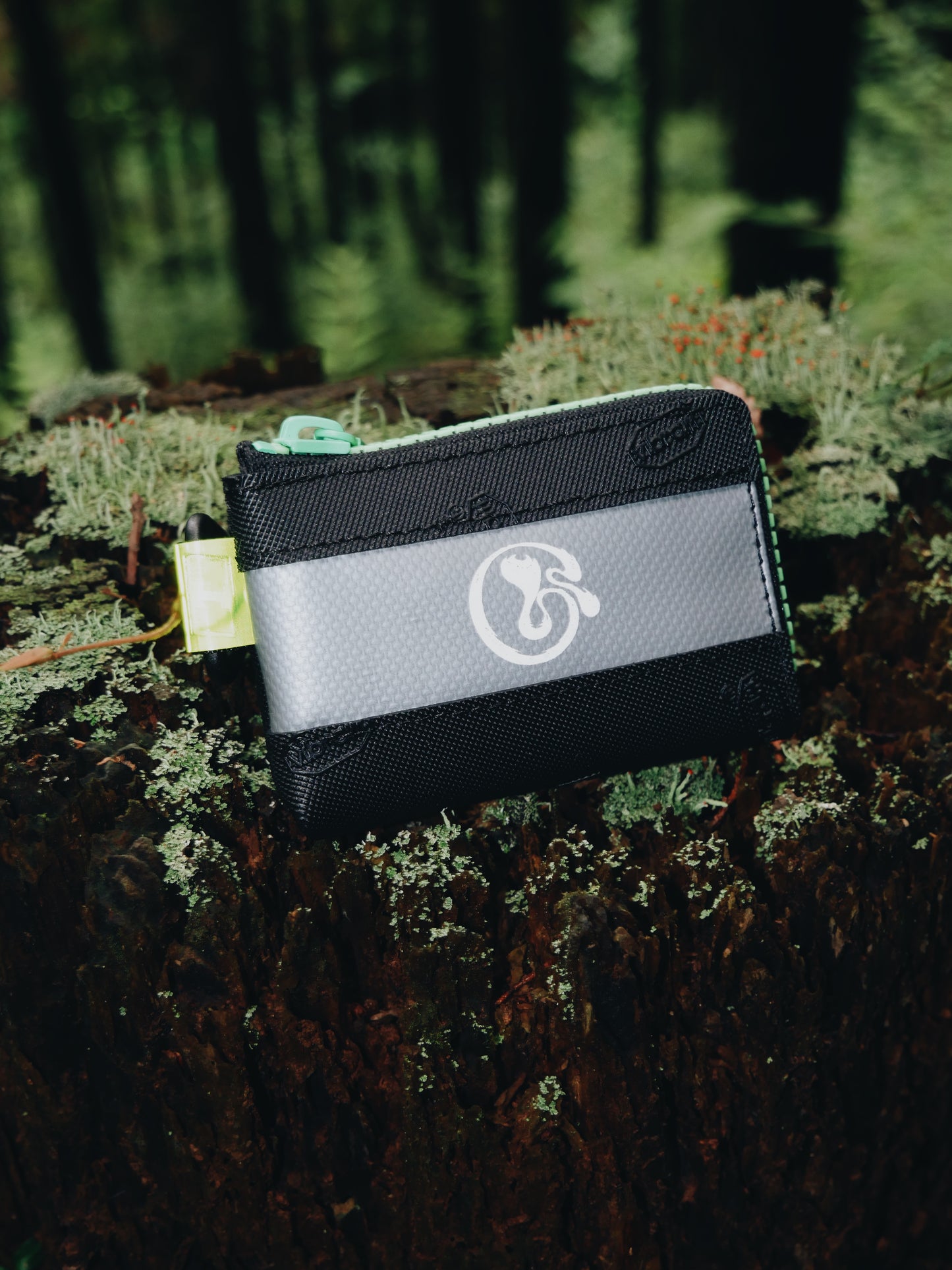 【SHIP NOW】Vibram card wallet with green zip "ROCK"